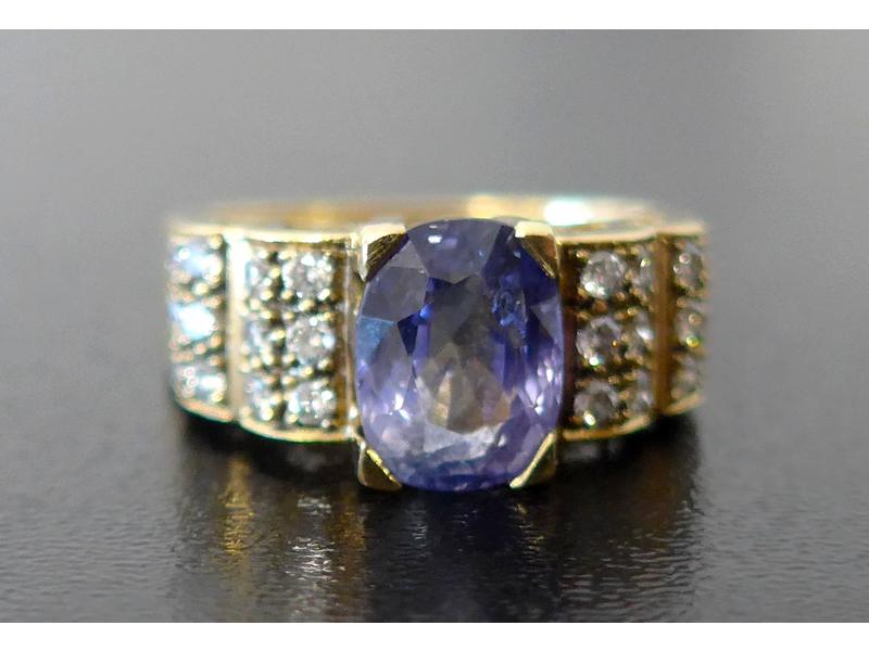 BAGUE jonc en or jaune sertie d'un saphir...