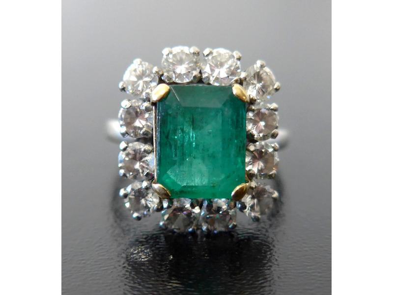 BAGUE marguerite en or blanc sertie d'une...