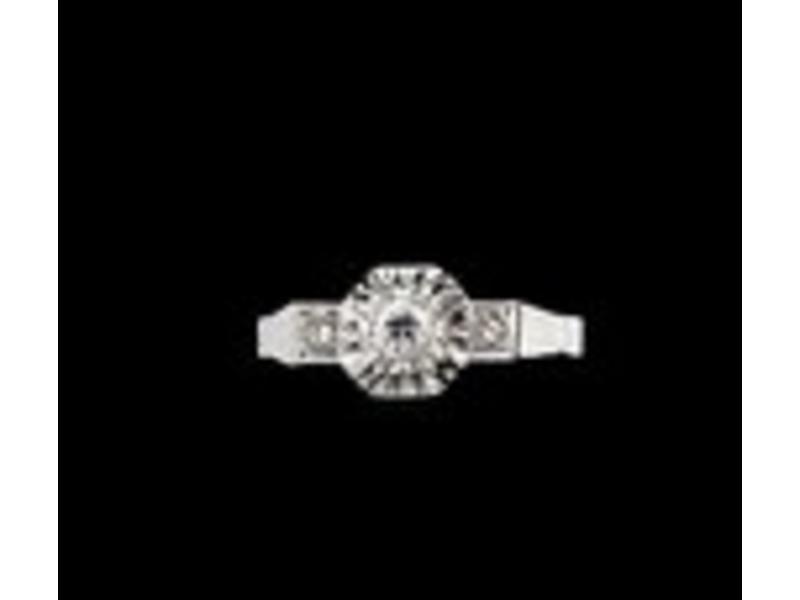 PETITE BAGUE en or gris serti d'un brillant....