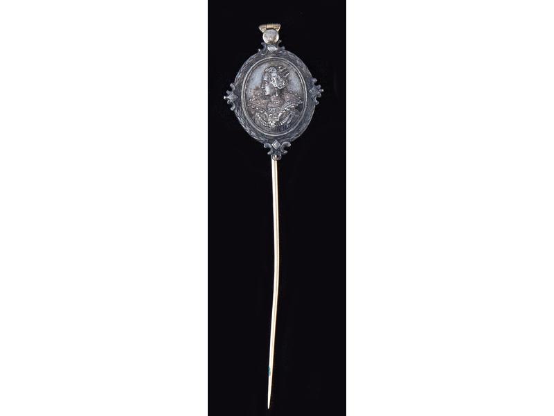 EPINGLE de cravate à décor d'une médaille...