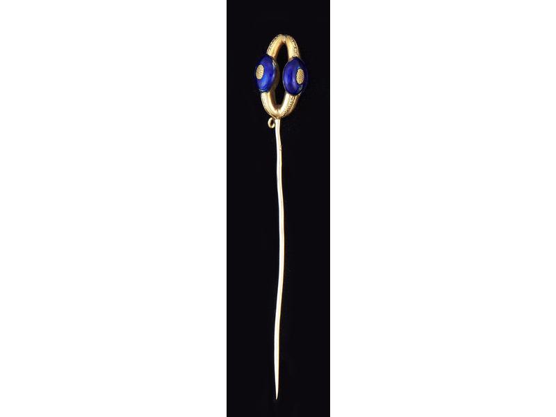 EPINGLE de cravate en or montée d'un pendentif...