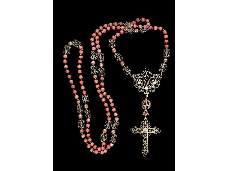 CHAPELET en or jaune et perles de corail,...
