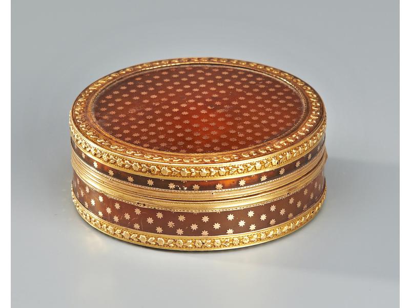 BOÎTE RONDE en écaille, incrustée d'un semis...