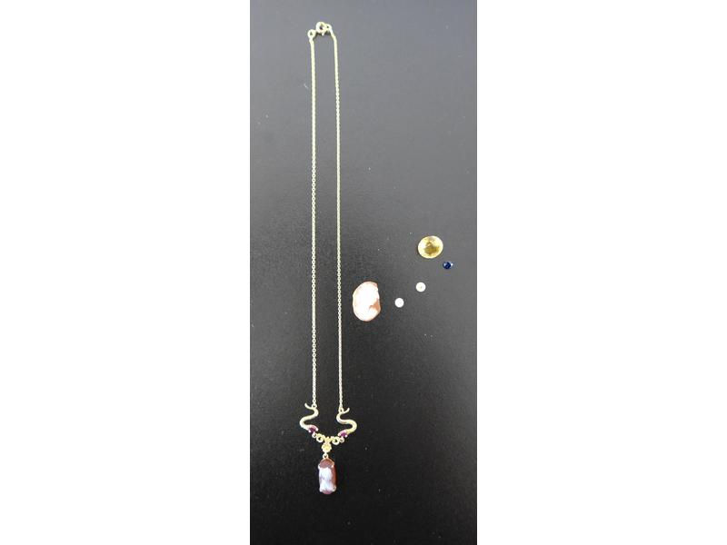 COLLIER en or jaune avec pendentif en camée...