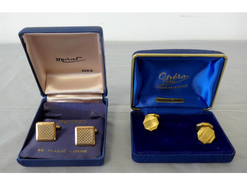 DEUX PAIRES DE BOUTONS DE MANCHETTES en métal...