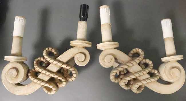 PAIRE D'APPLIQUES en plâtre à deux lumières...