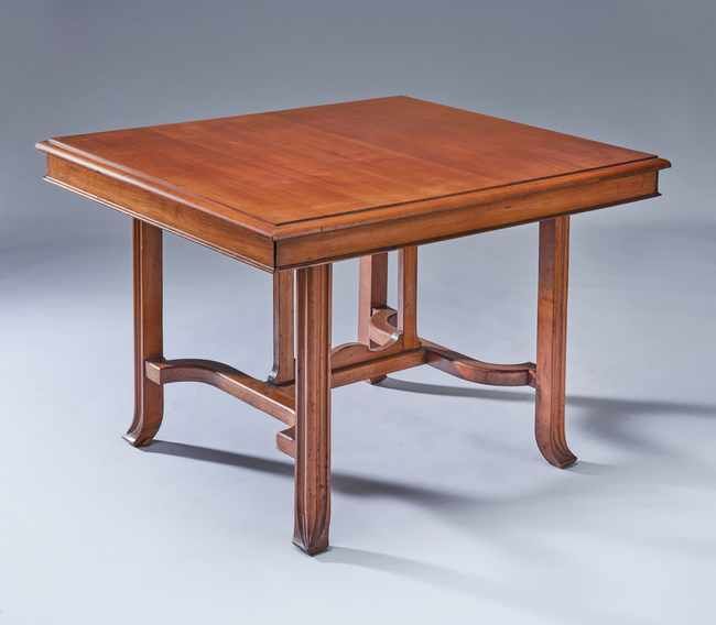 TABLE carrée en noyer à piétement droit cannelé...