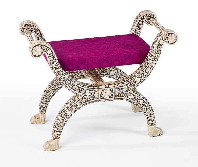 TABOURET de forme curule en bois richement...