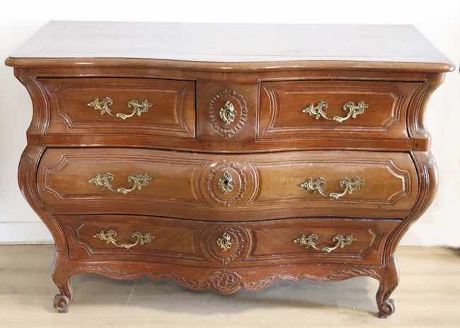 COMMODE de forme tombeau en acajou mouluré...