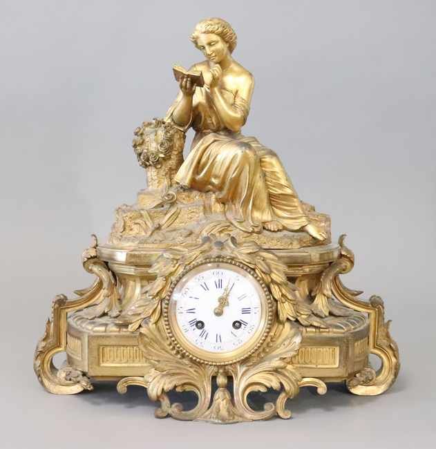 PENDULE en bronze doré figurant une jeune...