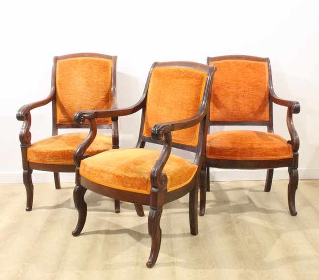 SUITE DE TROIS FAUTEUILS en acajou mouluré...