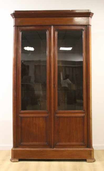 VITRINE en acajou et placage d'acajou ouvrant...