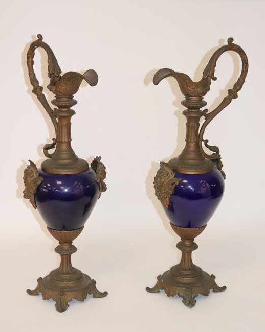 PAIRE DE GRANDES AIGUIÈRES en bronze anciennement...