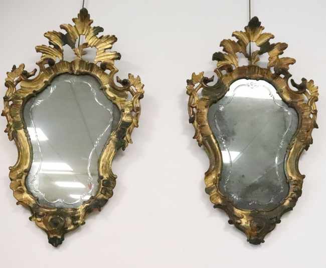 PAIRE DE MIROIRS de forme chantournée à motifs...