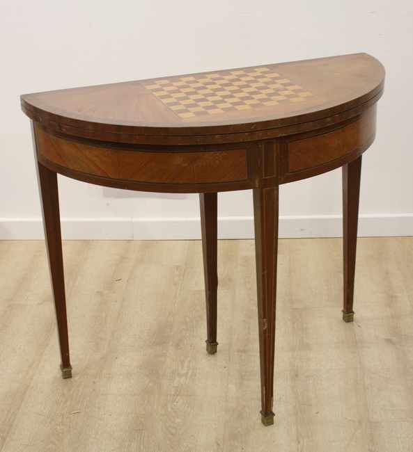 TABLE A JEU demi-lune en bois de placage,...