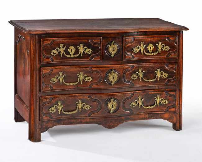 COMMODE en noyer et chêne mouluré et sculpté...