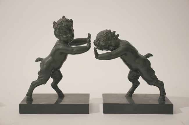 PAIRE DE PETITS SATYRES en bronze à patine...
