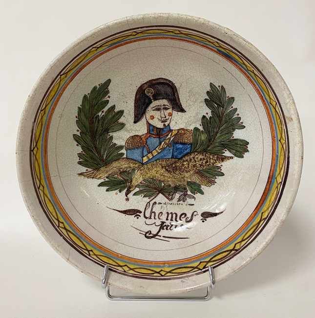 SALADIER en faïence émaillée polychrome,...