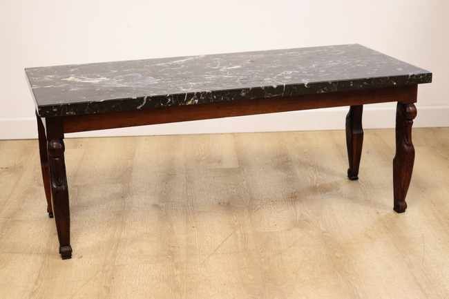 TABLE BASSE en acajou mouluré et sculpté...
