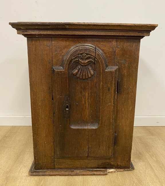 TABERNACLE en chêne sculpté ouvrant par une...