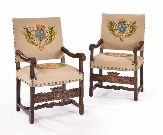 PAIRE DE FAUTEUILS en noyer mouluré et sculpté...