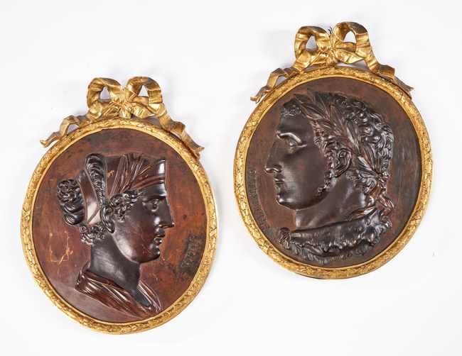 PAIRE DE MEDAILLONS ovales en bronze à patine...