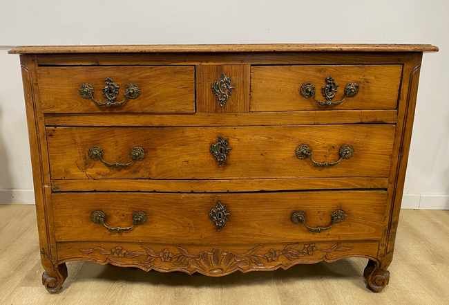 COMMODE en bois naturel mouluré, ouvrant...