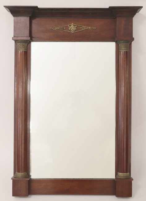 PETIT MIROIR en acajou à montants en demi-colonne...