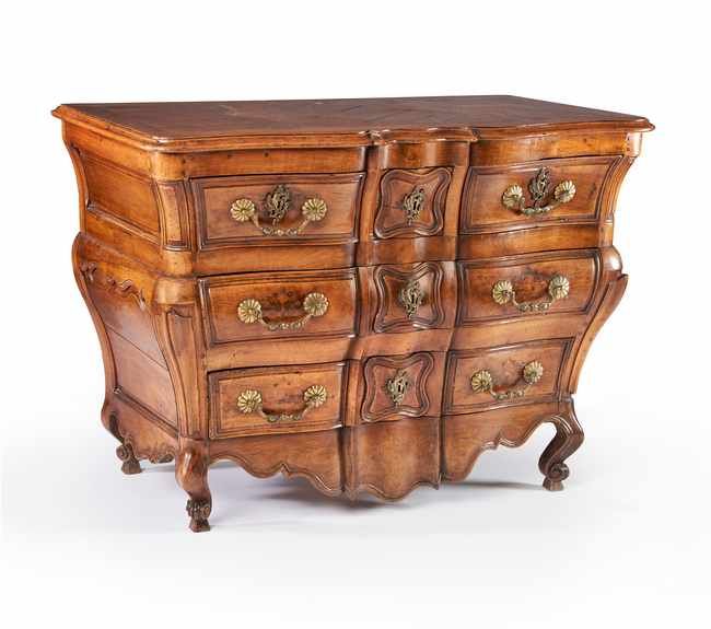 COMMODE de forme tombeau à façade arbalète...