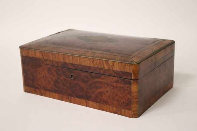 COFFRET rectangulaire en bois de placage...
