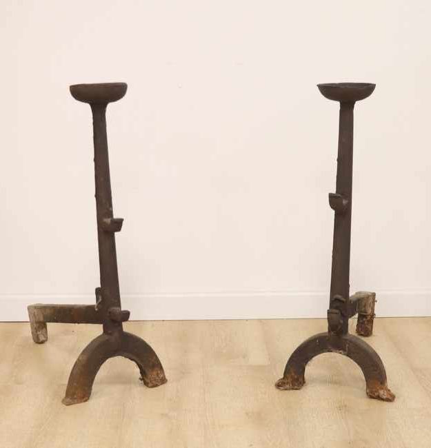 PAIRE DE LANDIERS à bol en fer forgé.