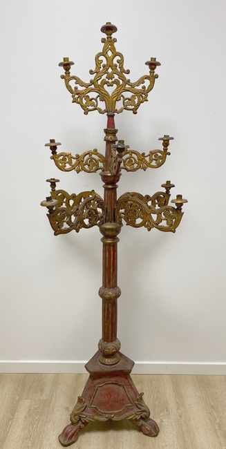 TORCHERE en bois sculpté, laqué rouge et...