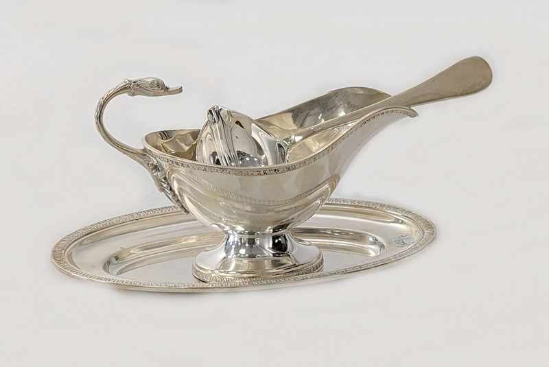 SAUCIÈRE CASQUE en métal argenté à frise...