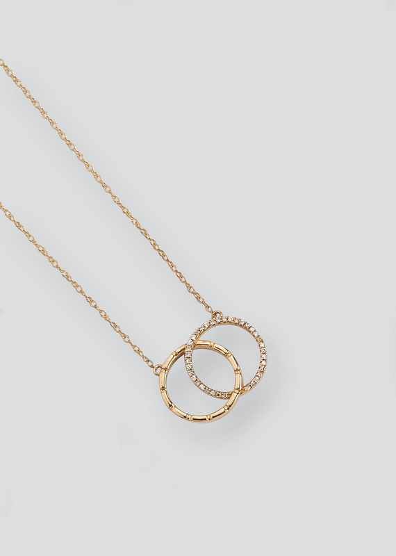 COLLIER en or (750) avec pendentif deux anneaux...