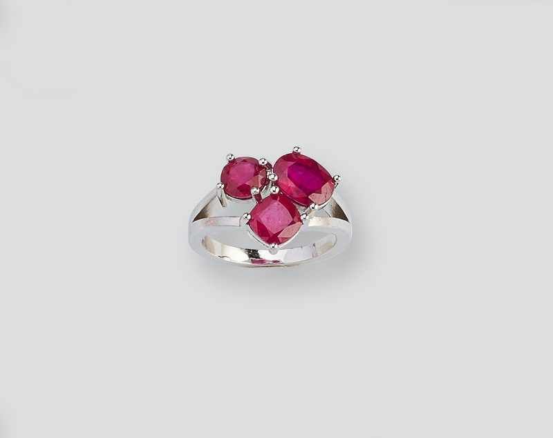 BAGUE en argent (925) ornée de trois rubis...