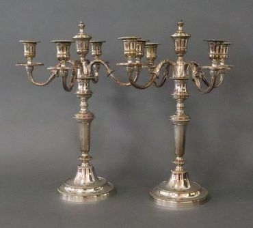 PAIRE DE CANDÉLABRES en bronze argenté, à...