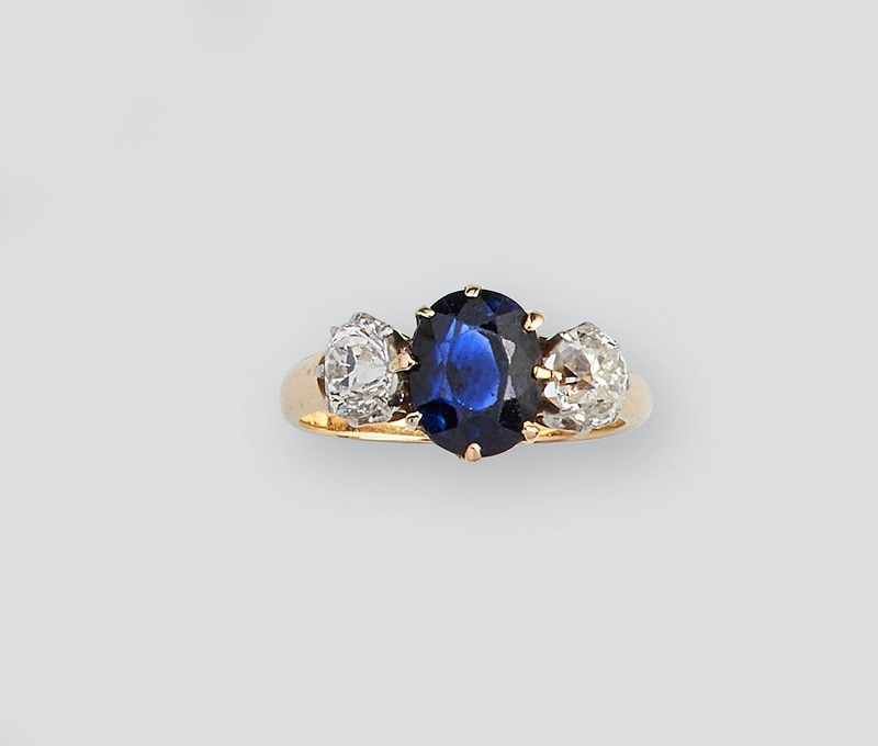 BAGUE en or (750) ornée d'un saphir taille...