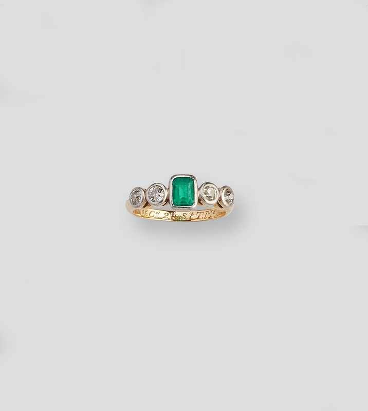 PETITE BAGUE en or jaune et gris (750) ornée...