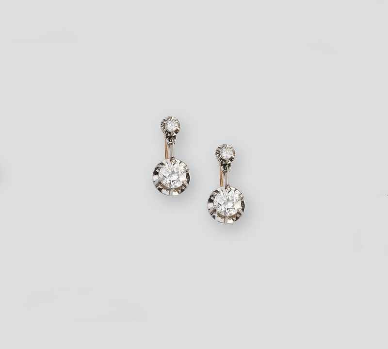 PAIRE DE BOUCLES D'OREILLES DORMEUSES en...