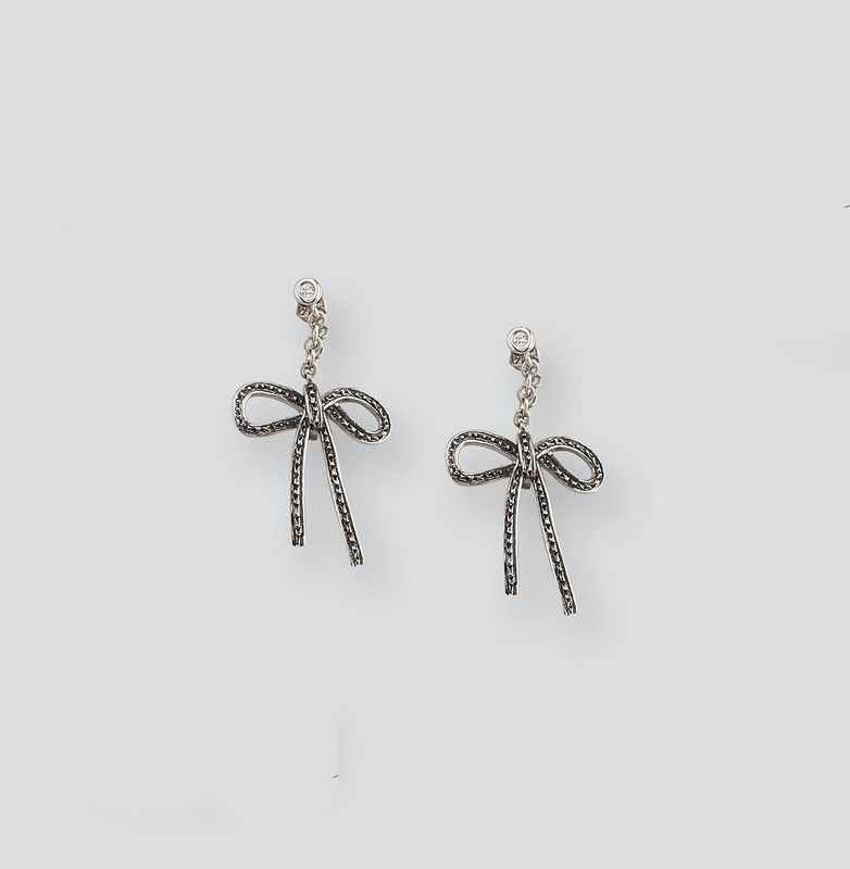 PAIRE DE PENDANTS D'OREILLE en or gris (750)...