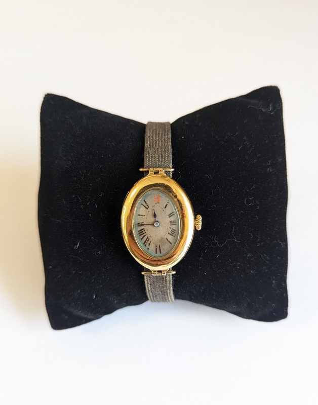 MONTRE DE DAME boîtier forme baignoire en...