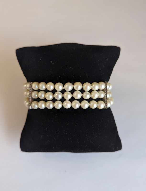 BRACELET à trois rangs de perles de culture,...