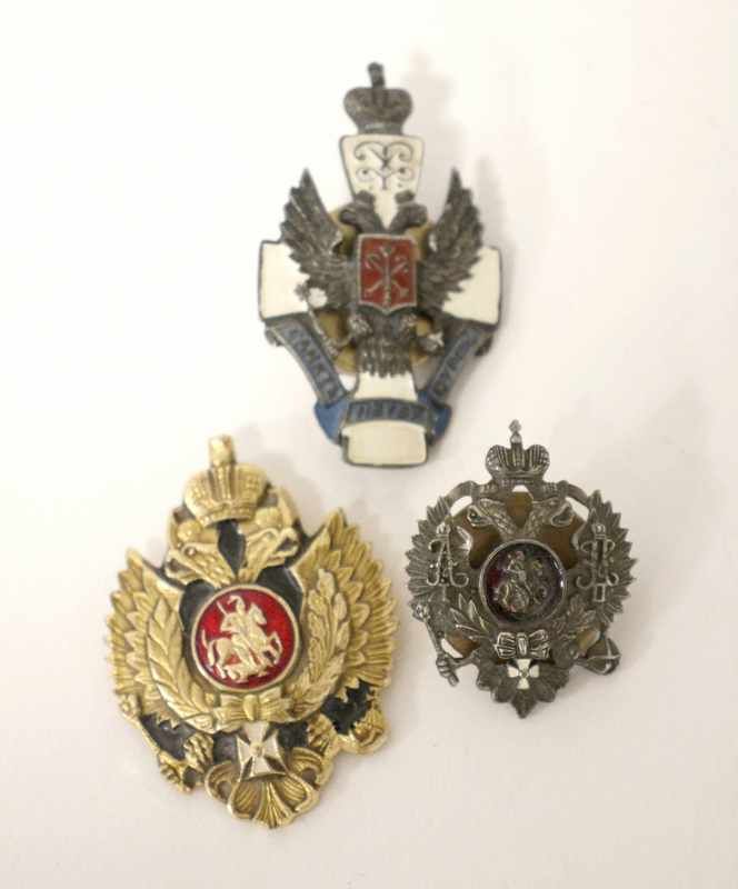 TROIS BADGES D'ÉPOQUE SOVIETIQUE en métal...