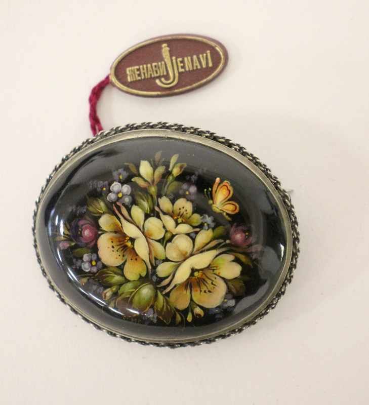 BROCHE à décor laqué d’un bouquet de fleurs...