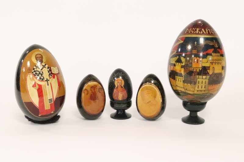 CINQ OEUFS en bois peint polychrome figurant...