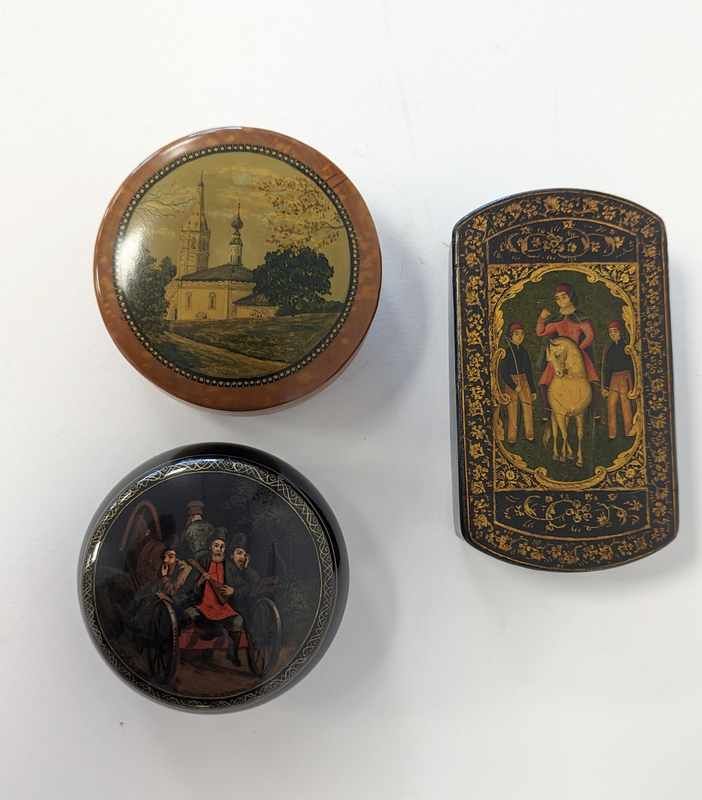 TROIS BOÎTES, dont deux en papier mâché laqué...