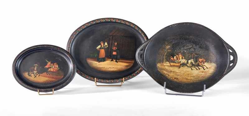 TROIS PLATEAUX en tôle laquée noir et décor...