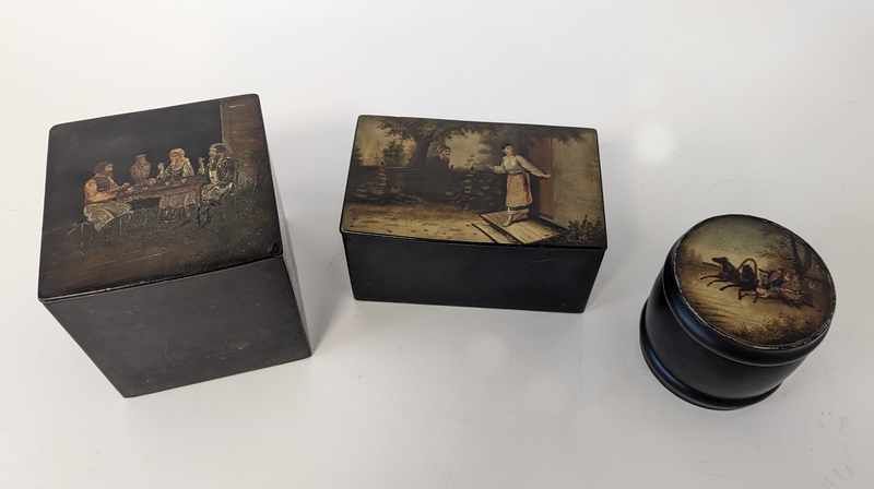 TROIS BOÎTES en papier mâché laqué noir,...