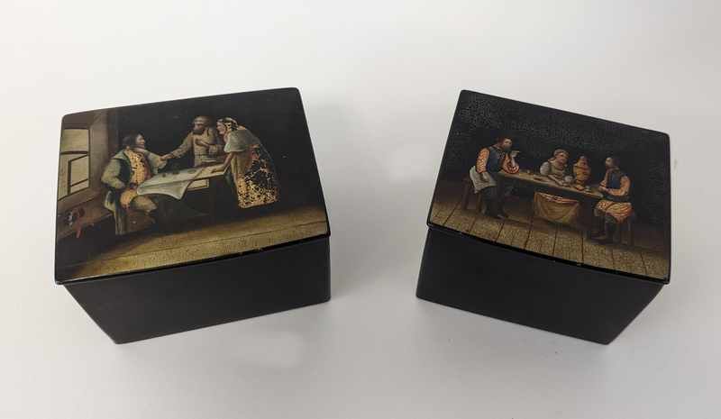 DEUX BOÎTES rectangulaires en papier mâché...