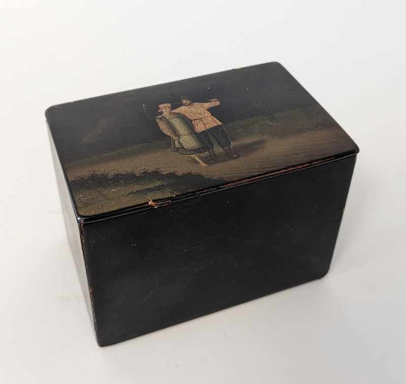 BOÎTE rectangulaire en papier mâché laqué...